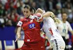 lukning? Camilla Dalby i aktion i EM-semifinalen mod Norge. Spilleren er blandt de forhandlere, der er strandet i lønkamp mellem kvindelandsholdet og DHF. 