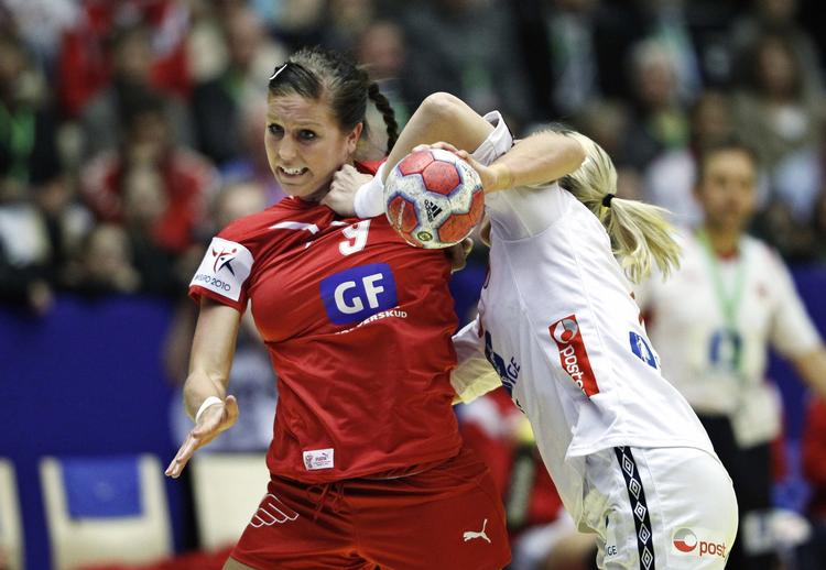 lukning? Camilla Dalby i aktion i EM-semifinalen mod Norge. Spilleren er blandt de forhandlere, der er strandet i lønkamp mellem kvindelandsholdet og DHF. 