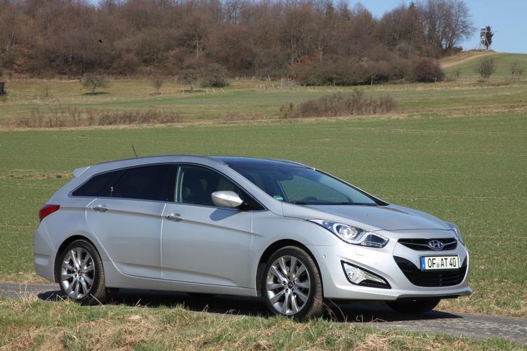 Hyundai i40 vil placere sig i prisklassen omkring 300.000 kroner. Konkurrencen er hård, men den nye koreaner har kvaliteter til at kunne hævde sig. 