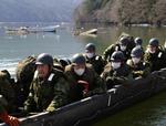 Eftersøgning. Japanske soldater i dag ved den hærgede kyst ud for Ishinomaki i den nordlige del af landet . 