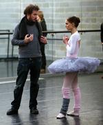 Seriøsitet. Instruktør Darren Aronofsky med skuespillerinden Natalie Portman.Hendes andel i danseoptagelserne til filmen Black Swan har været omdiskuteret, men Aronofsky forsikrer, at hun har slidt hårdt ved barren. 
