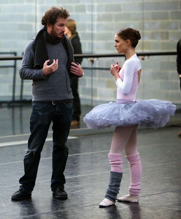 Seriøsitet. Instruktør Darren Aronofsky med skuespillerinden Natalie Portman.Hendes andel i danseoptagelserne til filmen Black Swan har været omdiskuteret, men Aronofsky forsikrer, at hun har slidt hårdt ved barren. 