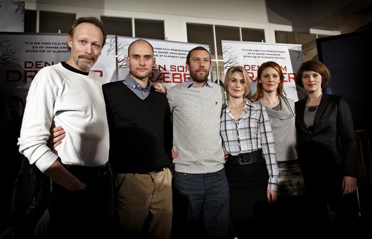 Stjernebesætning. Til foråret 2012 kan TV2's seere få lov til at følge med i endnu en sæson af 'Den som dræber' med Lars Mikkelsen, Jakob Cedergren, Frederik Meldal Nørgaard, Iben Dorner, Lærke Winther og Laura Bach. 