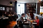 Uformelt. Ja, men hos Bar &amp; Grill kan man ikke mærke, at Custom House har været igennem en større selvransagelse. Ambitionerne var ikke høje nok denne aften, hverken i rejesalaten eller i stegningen af kød og pomfritter. Foto: Jacob Ehrbahn 