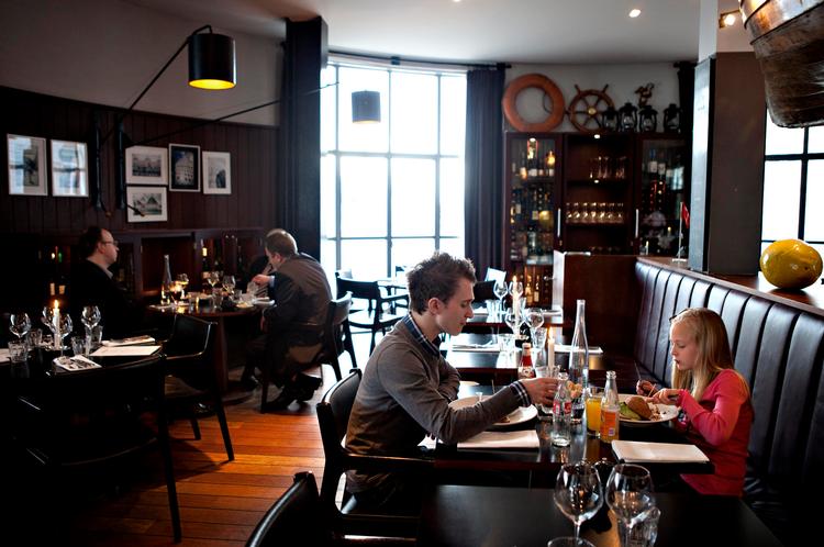 Uformelt. Ja, men hos Bar &amp; Grill kan man ikke mærke, at Custom House har været igennem en større selvransagelse. Ambitionerne var ikke høje nok denne aften, hverken i rejesalaten eller i stegningen af kød og pomfritter. Foto: Jacob Ehrbahn 