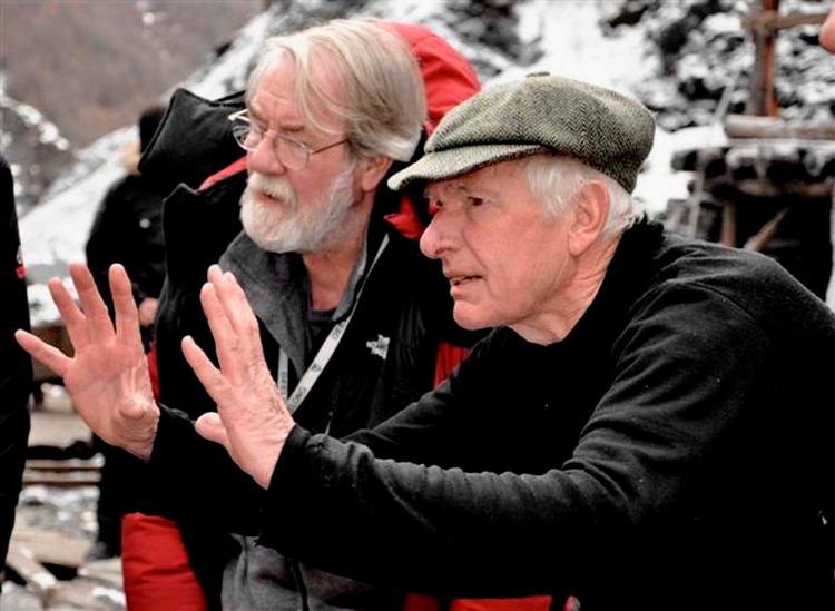 Zoom. Peter Weir i færd med at finde de menneskelige dramaer midt i den store og vilde natur. I sin nye film "The Way Back" ville han undersøge begrebet frihed. Noget vi i dag blot forbinder med bilreklamer. 