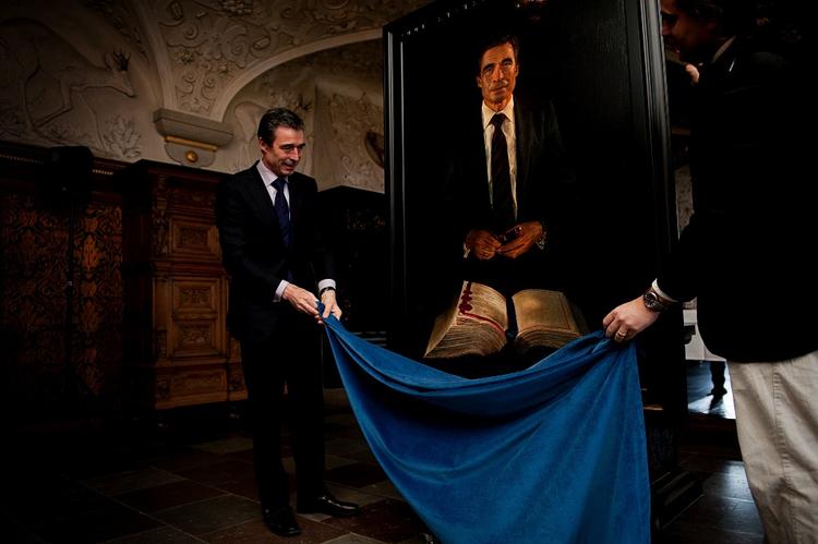 afsløring. Thomas Kluge har malet Anders Fogh Rasmussen. De to har lært hianden at kende gennem samtaler, hvorfor begge mener, at der kommer nye sider frem af Fogh i portrættet. 