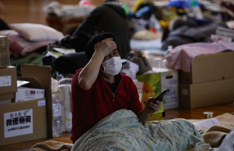 Fortvivlet. Den japanske regering ved ikke, hvornår de evakuerede kan vende hjem. Der kan gå flere måneder. Her ses en mand fra en af »strålingsherbergene«, hvor de evakuerede japanere fra området nær Fukushima-værket blandt andet opholder sig. 