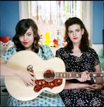 Tidslomme. Tennesseesøstrene Lydia og Laura Rogers har hverken nyheder eller hemmeligheder med på debutalbummet, 'The Secret Sisters'. 