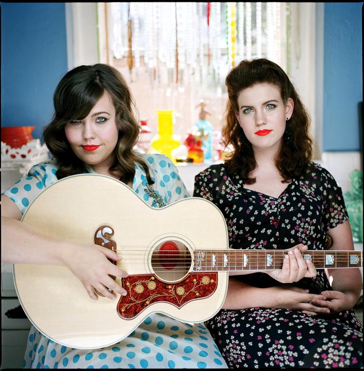 Tidslomme. Tennesseesøstrene Lydia og Laura Rogers har hverken nyheder eller hemmeligheder med på debutalbummet, 'The Secret Sisters'. 