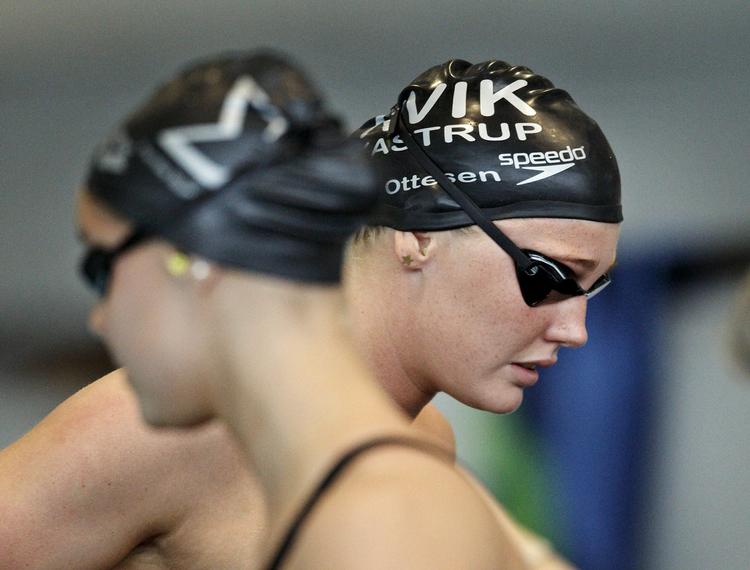 topduo. Med Jeanette Ottesen (th.) som lokomotivet blev Pernille Blume (tv.) trukket frem til en sensationel VM-kvalifikation i 100 meter fri. 