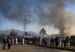 Alvorligt. Røgen stiger op fra FN's lokale hovedkvarter i byen Mazar-i-Sharif i det nordlige Afghanistan. 
