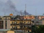 PRÆSIDENTSTRID. Røgfane fra kampene i Abidjan ses stige op over byens tage. 