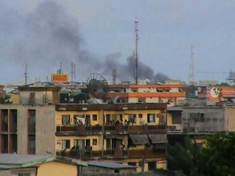 PRÆSIDENTSTRID. Røgfane fra kampene i Abidjan ses stige op over byens tage. 