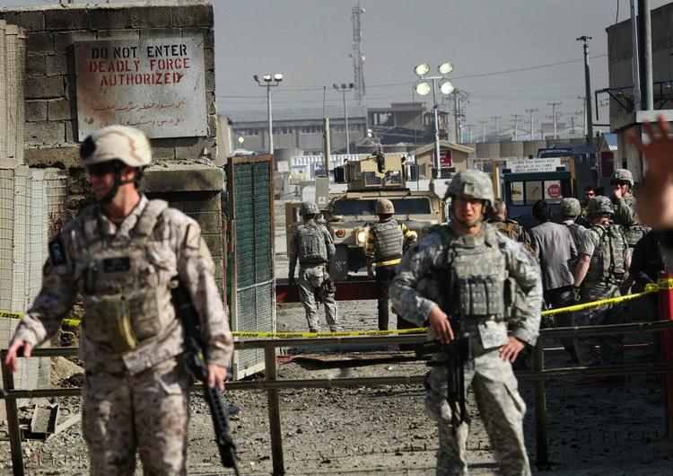 Angreb. Natos base Camp Phoenix i Kabul blev i morges angrebet af burkaklædte Taleban-tilhængere. 