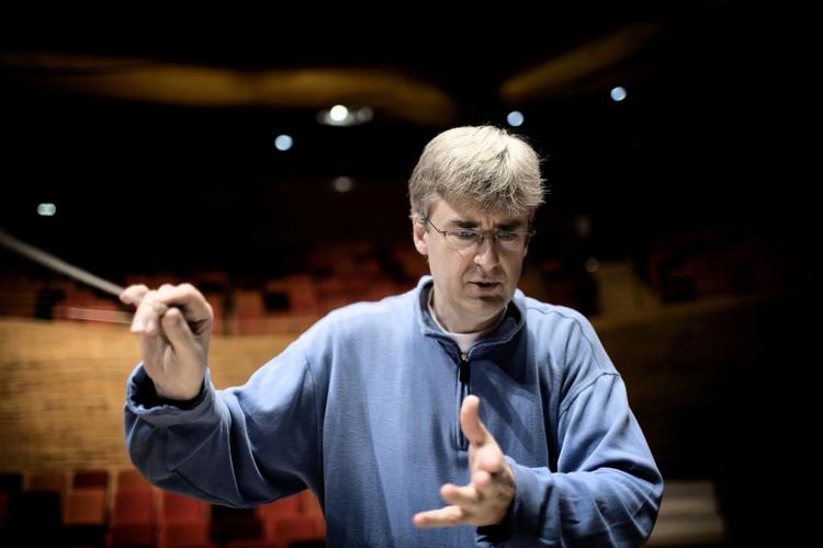 Frækkert. Thomas Dausgaard er både "følsom" og "classy and sexy", hvis det står til amerikanerne. Dirigenten står foran stor udenlandsk succes med flere arrangementer på bedding. 
