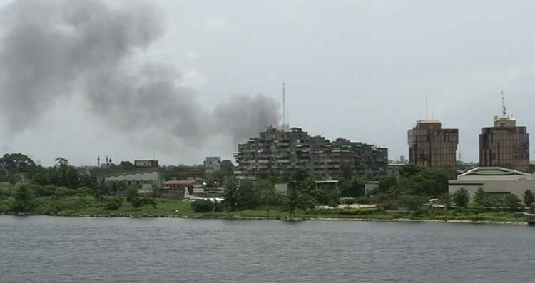 Kampscene. Elfenbenskystens hovedsstad, Abidjan, i går. Igen i dag fortsætter kampene mellem tropper, der støtter de to rivaler i kampen om præsidentposten. 