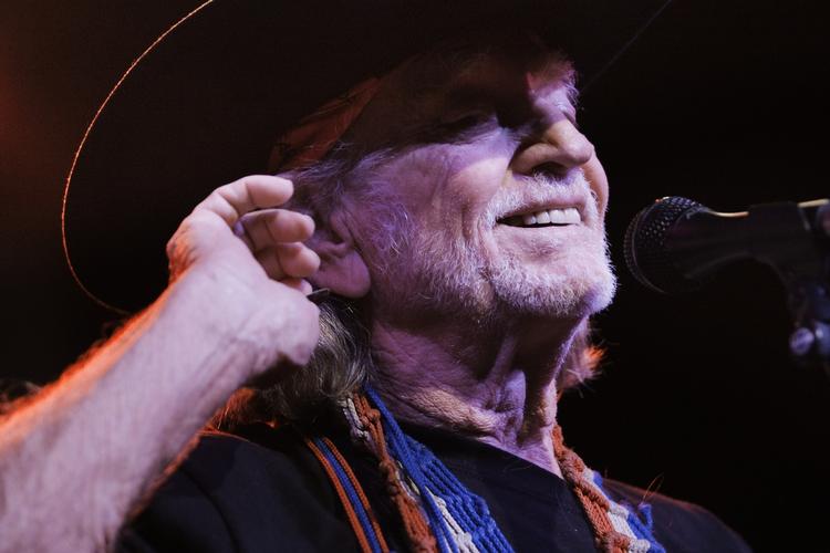 Ven i nøden. »Du kan bande på, at jeg ikke har tænkt mig at være led mod Willie Nelson«, siger anklageren C.R. 'Kit' Bramblett  til CNN. 
