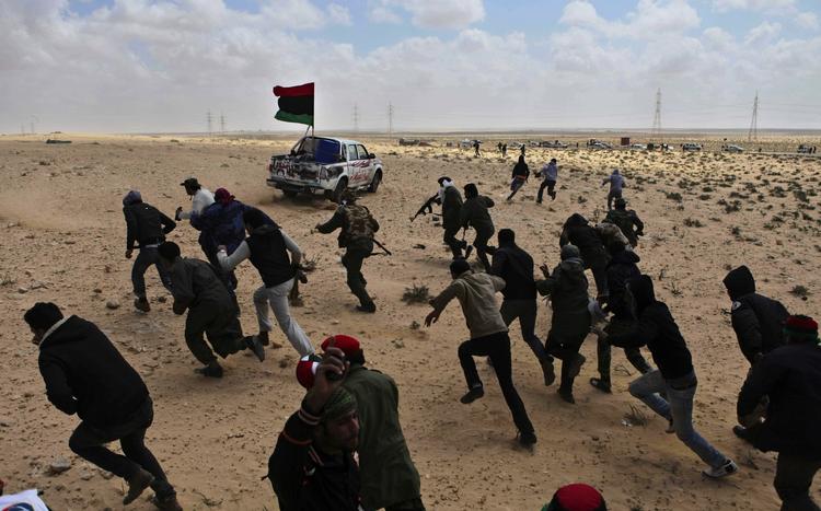 Flugt. Libyske oprørere nær Brega flygter, efter de er kommet under beskydning af Gaddhafi-soldaters kraftige artelleri. Også den Nato-ledede koalition har tilsyneladende angrebet oprørerne. 
