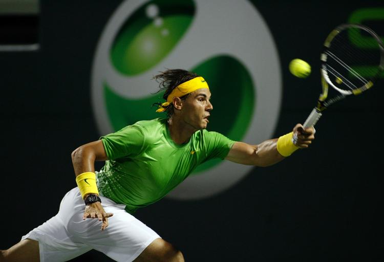 nemt. Rafael Nadal strækker sig efter en bold fra Roger Federer. Men spanieren fik ikke voldsomt meget sved på panden i en kort kamp. 