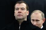 Rivaler? Dmitrij Medvedev og Vladimir Putin  (th.) udkæmper en magtkamp i Rusland, vurderer analytikere. 