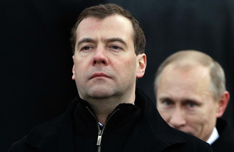 Rivaler? Dmitrij Medvedev og Vladimir Putin  (th.) udkæmper en magtkamp i Rusland, vurderer analytikere. 