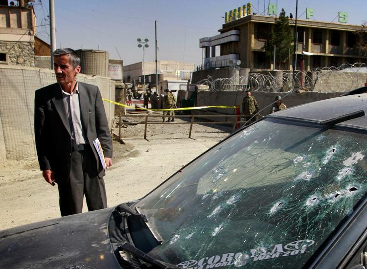 Angreb. Udenlandske ansatte i Afghanistan er nervøse, efter både FN og Nato er blevet angrebet. Her ses nogle af efterladenskaberne af morgenens angreb mod Nato i Kabul. 
