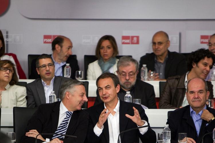 Slut. Jose Luis Zapatero (forrest i midten) på dagens møde i Socialistpartiet, hvor han bekendtgjorde, at han ikke opstiller ved valget næste år. 