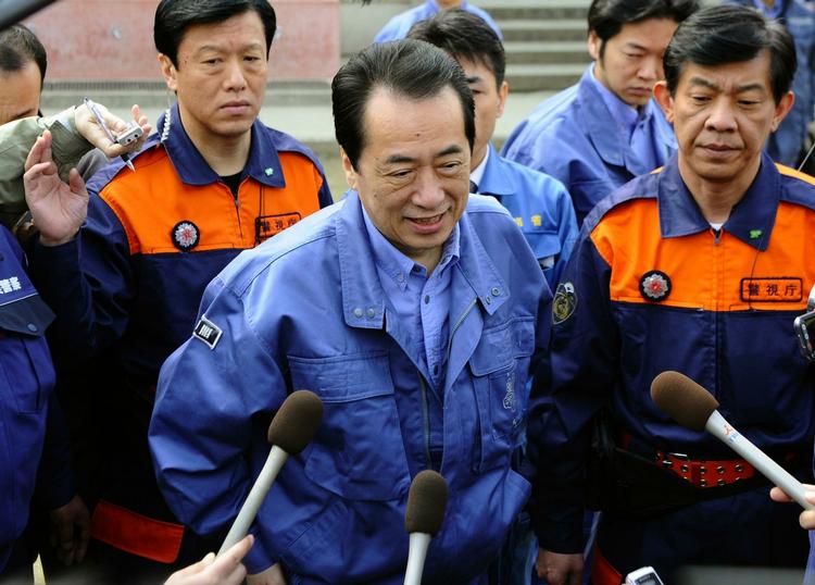 Forfra. »Jeg har talt med de lokale myndigheder om, hvordan vi får opbygget fiskeindustrien igen. Den japanske regering gør alt, hvad den kan for at støtte denne indsats«, sagde den japanske premierminister Naoto til de overlevende indbyggere i den tidligere fiskerby Rikuzentakata. Her blev næsten hele byens 23.000 indbyggere dræbt eller såret, da tsunamien ramte 11. marts. 