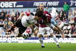 comeback. Lars Jacobsen (bagerst) var med hele kampen for West Ham i kampen mod Manchester United, hvor en skarp Wayne Rooney endte med at stjæle billedet.. 