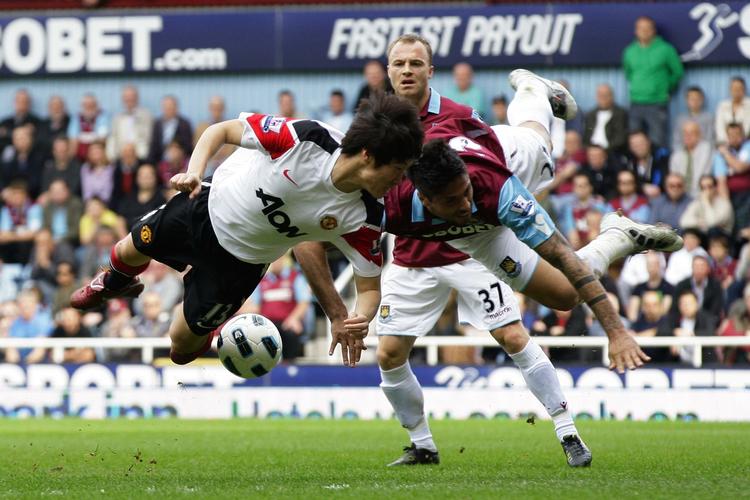 comeback. Lars Jacobsen (bagerst) var med hele kampen for West Ham i kampen mod Manchester United, hvor en skarp Wayne Rooney endte med at stjæle billedet.. 