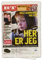 Kritik. Ole Sønnichsen er journalist og forfatter til undervisningsbogen 'Virkelighedens Fortællere'. Her 'anmelder' han DR's, B.T.'s og Politikens dækning i forbindelse med historien om Holger. 