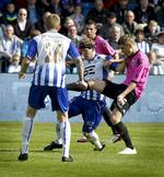 trængsel. Esbjerg fB's Morten Karlsen (midt) kæmper om bolden med FCK's Thomas Kristensen (th). 