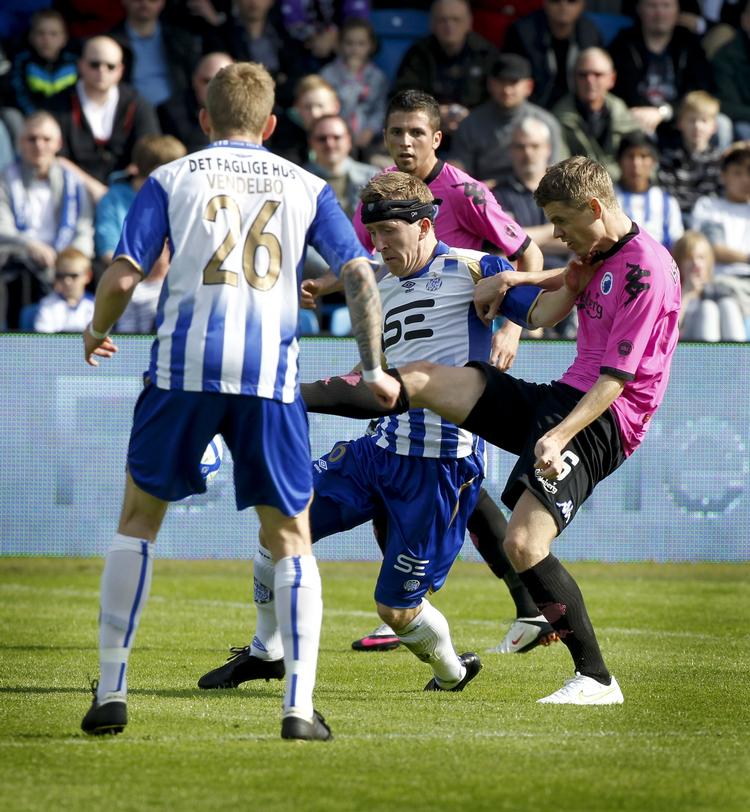 trængsel. Esbjerg fB's Morten Karlsen (midt) kæmper om bolden med FCK's Thomas Kristensen (th). 