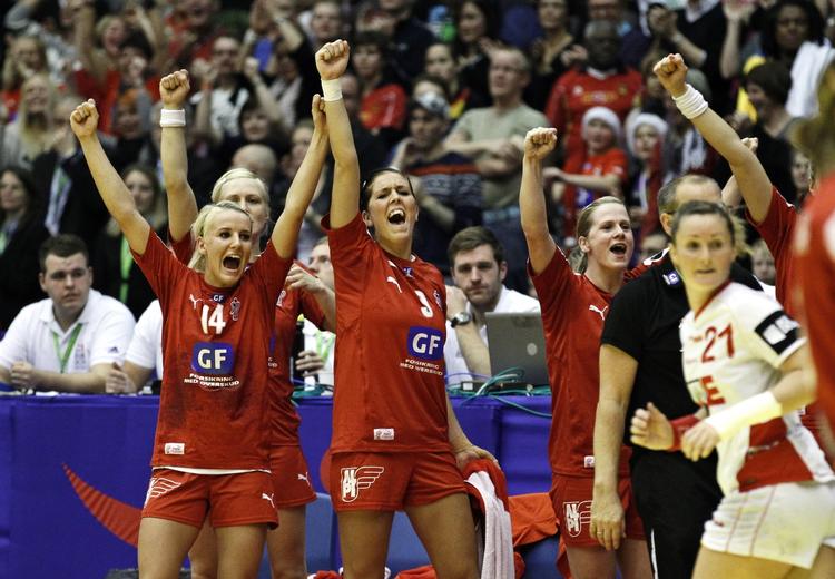 svækkelse. DHF kræver fortsat en lønnedgang for spillerne på landsholdet. Men forbundet vil nu alligevel ikke lukke landsholdet. Spørgsmålet er, om spillerne, sponsoren og Team Danmark kan leve med et svækket landshold. 