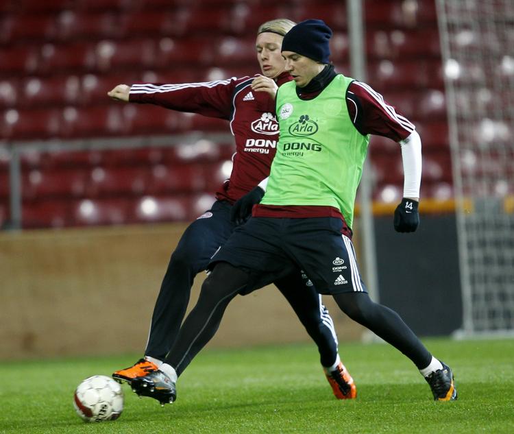 tilbage. Simon Kjær ses i kamp med Nicklas Bendtner under landsholdssamling. 