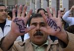 Lukket. Mindst syv blev dræbt ved demonstrationer i Syrien i går. Billedet her er fra en demonstration i Damaskus i sidste uge. Det er meget svært at skaffe billeder fra demonstrationerne i Syrien. Regeringen lægger til gengæld mange billeder af regeringsvenlige demonstationer til rådighed for pressen. Også befolkningen har svært ved at finde ud af, hvad der er op og ned, fortæller politiken.dk's korrespondent i landet. »Der bliver ikke rapporteret ude fra provinsbyerne, der er ikke journalister«. 