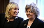 Lene Espersen (K) sammen med Birthe Rønn Hornbech. Begge har været igennem mediestorme - nu vinder i hvert fald førstnævnte frem i popularitet. 