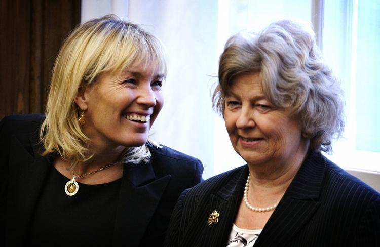 Lene Espersen (K) sammen med Birthe Rønn Hornbech. Begge har været igennem mediestorme - nu vinder i hvert fald førstnævnte frem i popularitet. 