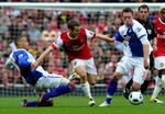 Fight. Arsenal's Jack Wilshere, mf,  dribler fordi Blackburn Rovers' Phil Jones, th, og Martin Olsson, tv, i dagens kamp på Emirates stadion i London. 