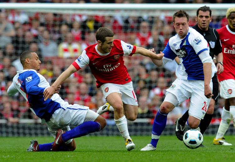 Fight. Arsenal's Jack Wilshere, mf,  dribler fordi Blackburn Rovers' Phil Jones, th, og Martin Olsson, tv, i dagens kamp på Emirates stadion i London. 