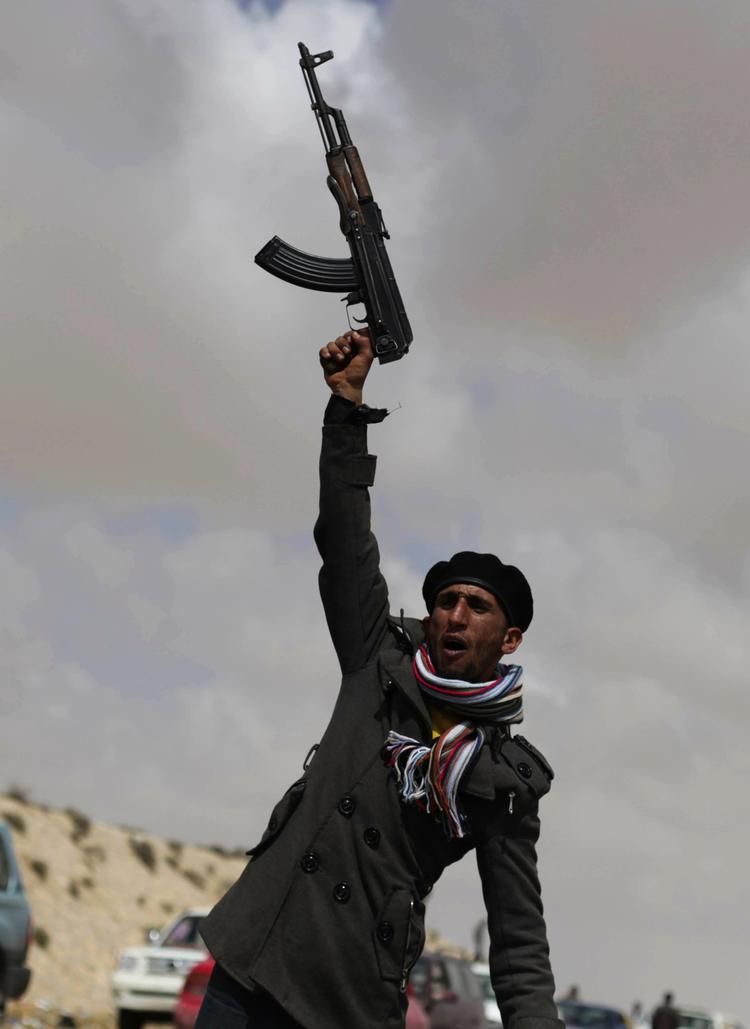 Kampklar. En libysk oprører nær frontlinjen i Brega. 