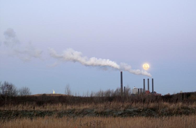 røg. Af de offentlige midler til energiforskning går nu kun 10 procent til grundforskning, mens de strategiske forskningsprogrammer modtager 90 procent. Vi er gået fra grundforskning til erhvervsstøtte, mener de økonomiske vismænd. Arkivfoto: Thomas Borberg 