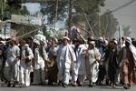 Vrede. Aghanske demonstranter i byen Kandahar bærer en såret demonstramt gennem gaderne. Demonstranterne er vrede over den amerikanske præst Terry Jones, der brændte en udgave af Koranen af 20. marts. 