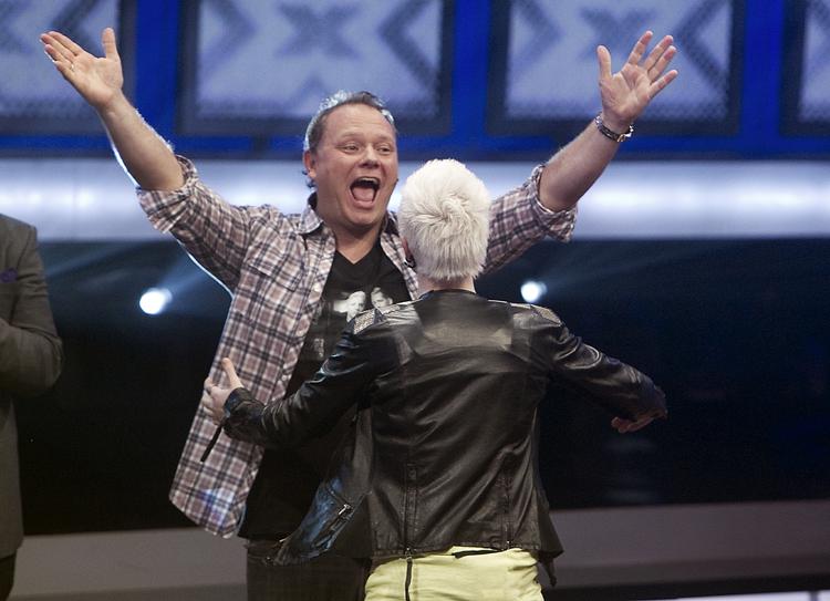 Hele følelsesregistret. Cutfather jubler over sit unge talent, der er gået videre i en af de indledende liveshows. 