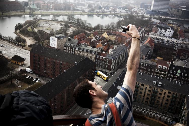 Himmelstræbende. David Patton var blandt de første, der tog turen de 398 trin opad i Frelser Kirkes tårn på Amager i går. 