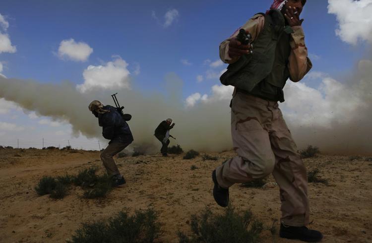 Bykrig. Der kæmpes hårdt om de libyske byer. Misrata er under hård beskydning af Gaddafis styrker, og ved Brega (billedet) er kampene også intense. 