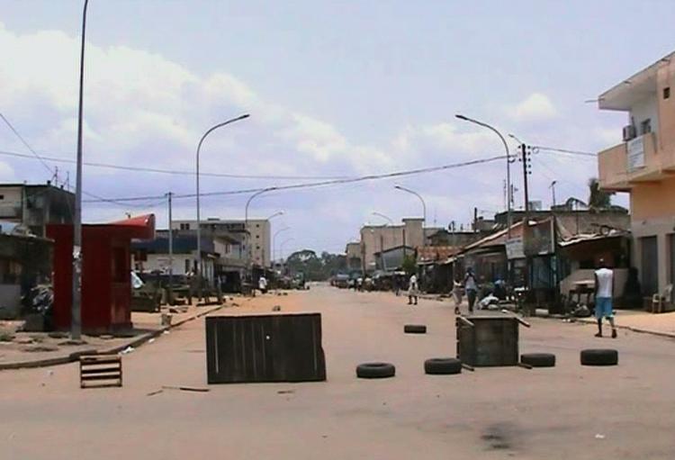 Øde. Ikke mange mennesker tør vove sig ud på gaderne i Elfenbenskystens hovedby, Abidjan, hvor der udkæmpes hårde kampe. 
