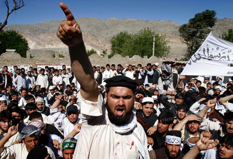 Vrede. Det er tredje dag i træk, der bliver demonstreret i Afghanistan i protest mod amerikanske præsters afbrænding af Koranen. Billedet er fra tidligere på dagen i Jalalabad, hvor demonstrationerne forløb fredeligt, skønt attituden var vred. 