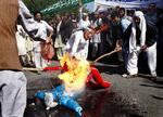 Demonstranter. Vreden bobler over i Afghanistan efter en amerikansk præst har brændt et eksemplar af Koranen. Her i Jalalabad, hvor demonstranter i dag satte ild til dukker, der lignede præsident Obama. 